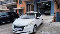 Bianco Usata 2013 Peugeot 208 Due volumi | 5999 € (Buon prezzo)