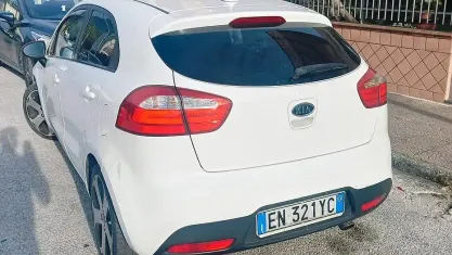 Usata Kia Rio 75 CV (55 kW) 2013 Bianco Berlina