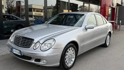 Usata Mercedes E240 Avantgarde 177 CV (130 kW) 2003 Grigio Berlina