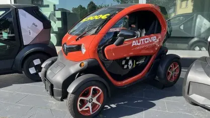 Begagnad Renault Twizy Intens 12 kW (17 HK) 2021 Röd Halvkombi