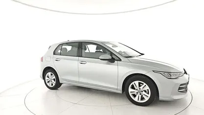 Begagnad VW Golf VIII Life 116 HK (85 kW) 2025 Silver Halvkombi