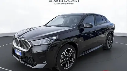 Nuova BMW iX2 M Sport 150 kW (204 CV) 2025 Black sapphire metallizzato SUV