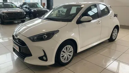 Usata Toyota Yaris Hybrid Business Edition 116 CV (85 kW) 2022 Bianco