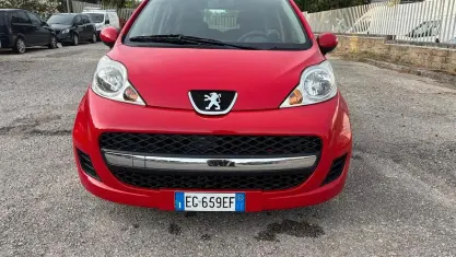 Usata Peugeot 107 68 CV (50 kW) 2011 Rosso Utilitaria