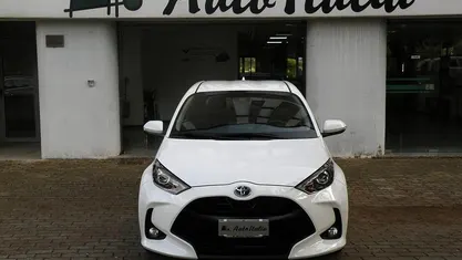 Bianco Nuova 2025 Toyota Yaris Hybrid Tre volumi | 1800 €