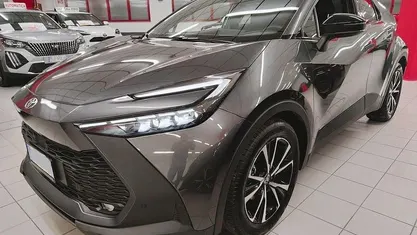 Grigio scuro Usata 2025 Toyota C-HR Play SUV | 28.900 € (Ottimo prezzo)