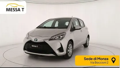 Usata Toyota Yaris Hybrid Cool 73 CV (53 kW) 2018 Grigio chiaro Berlina