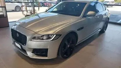 Usata Jaguar XF R-Sport 241 CV (177 kW) 2018 Argento Berlina