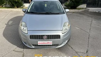 Usata Fiat Grande Punto Dynamic 77 CV (56 kW) 2009 Gray Utilitaria
