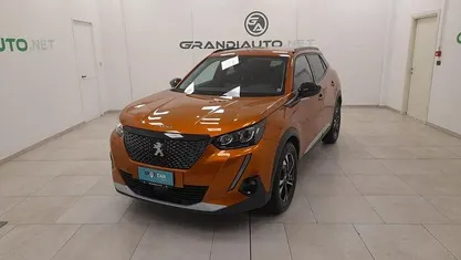 Usata Peugeot 2008 Allure 102 CV (75 kW) 2022 Arancione SUV