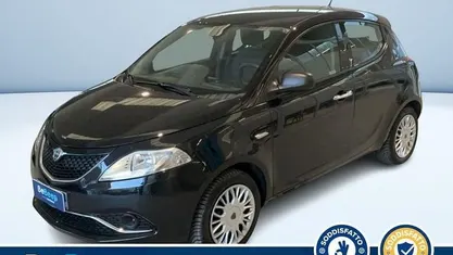 Usata Lancia Ypsilon Silver 69 CV (50 kW) 2017 Nero pastello Utilitaria