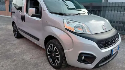 Usata Fiat Qubo Lounge 69 CV (50 kW) 2017 Grigio chiaro Monovolume