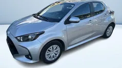 Argento metallizzato Usata 2021 Toyota Yaris Hybrid Active Tre volumi | 15.600 € (Ottimo prezzo)