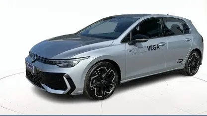 Usata VW Golf VIII R-line Plus 150 CV (110 kW) 2026 Grigio pastello Berlina