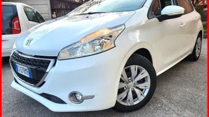 Usata Peugeot 208 68 CV (50 kW) 2013 Bianco Utilitaria
