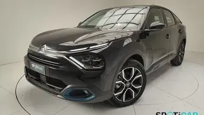 Begagnad Citroën e-C4 Feel 114 kW (156 HK) 2023 Svart Sedan