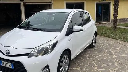 Usata 2013 Toyota Yaris Hybrid Lounge+ Tre volumi | 6900 € (Buon prezzo)