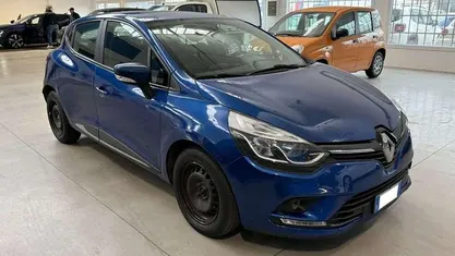 Blu metallizzato Usata 2019 Renault Clio IV Business Tre volumi | 7900 € (Ottimo prezzo)