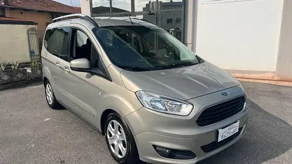Usata Ford Tourneo Courier 75 CV (55 kW) 2015 Oro Monovolume