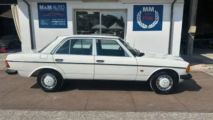 Usata Mercedes 200 94 CV (69 kW) 1970 Bianco Berlina