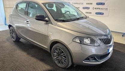 Usata Lancia Ypsilon Silver 70 CV (51 kW) 2022 Grigio metallizzato Utilitaria