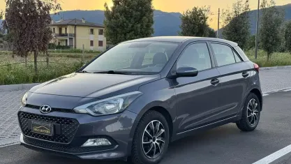 Usata Hyundai i20 Comfort 75 CV (55 kW) 2015 Grigio Berlina