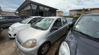 Usata Toyota Yaris 68 CV (50 kW) 1999 Grigio Utilitaria