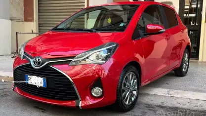 Usata Toyota Yaris Lounge 69 CV (50 kW) 2016 Rosso Berlina