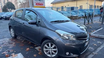 Begagnad Toyota Yaris Lounge 69 HK (50 kW) 2012 Grå Sedan
