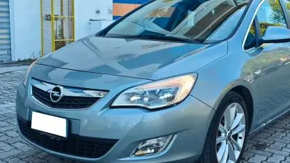 Usata Opel Astra Cosmo 140 CV (102 kW) 2011 Grigio Berlina