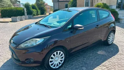 Usata Ford Fiesta 68 CV (50 kW) 2010 Viola Berlina