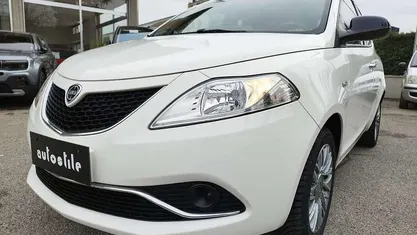 Usata Lancia Ypsilon Gold 95 CV (69 kW) 2017 Bianco Utilitaria
