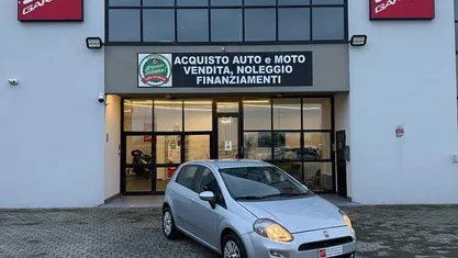 Grigio Usata 2013 Fiat Punto Lounge Tre volumi | 5900 € (Buon prezzo)