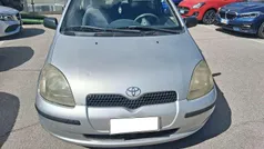 Argento Usata 2001 Toyota Yaris Sol Tre volumi | 1490 € (Ottimo prezzo)