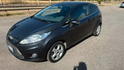 Usata Ford Fiesta Titanium 92 CV (67 kW) 2012 Grigio Berlina