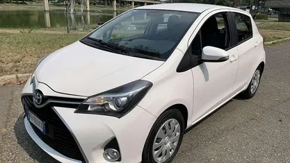 Bianco Usata 2015 Toyota Yaris Hybrid Active Tre volumi | 9500 € (Ottimo prezzo)