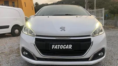 Bianco Usata 2017 Peugeot 208 Active Due volumi | 7900 € (Buon prezzo)