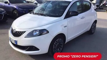 Usata Lancia Ypsilon Gold 69 CV (50 kW) 2022 Bianco Utilitaria