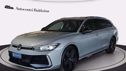 Grigio dolomite metalizzato Nuova 2025 VW Passat R-line Station wagon | 48.600 € (Buon prezzo)