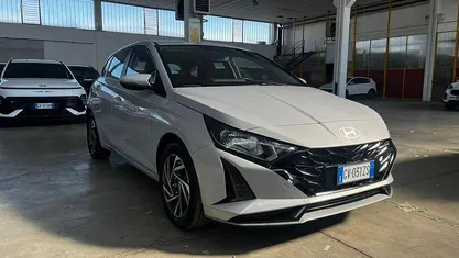 Usata Hyundai i20 101 CV (74 kW) 2024 Bianco Utilitaria