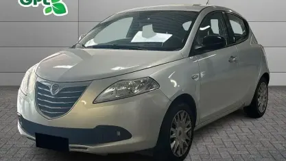 Usata Lancia Ypsilon Silver 69 CV (50 kW) 2013 Argento Utilitaria