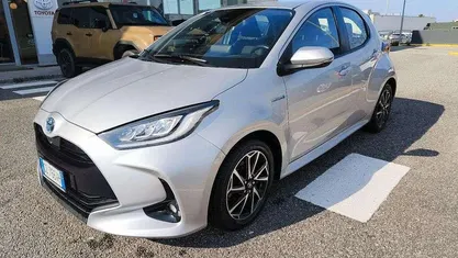 Grigio Usata 2021 Toyota Yaris Hybrid Trend Tre volumi | 16.500 € (Buon prezzo)