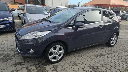 Grigio Usata 2012 Ford Fiesta Tre volumi | 3300 € (Ottimo prezzo)