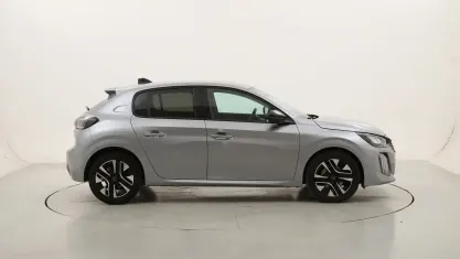 Usata Peugeot 208 Allure 101 CV (74 kW) 2025 Argentoargento Utilitaria