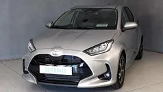 Argento Nuova 2025 Toyota Yaris Hybrid Trend Tre volumi | 22.890 € (Buon prezzo)