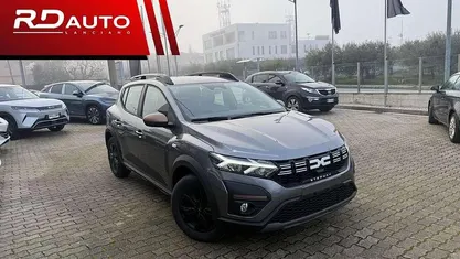 Grigio Nuova 2025 Dacia Sandero Extreme Tre volumi | 17.990 € (Buon prezzo)