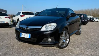Usata Opel Tigra Sport 90 CV (66 kW) 2008 Nero Cabrio
