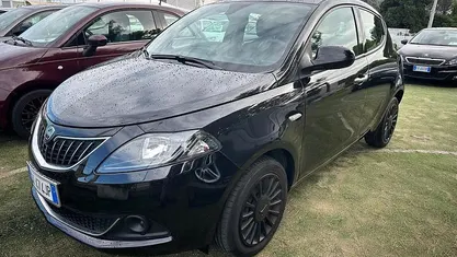 Usata Lancia Ypsilon Silver 69 CV (50 kW) 2022 Nero Utilitaria
