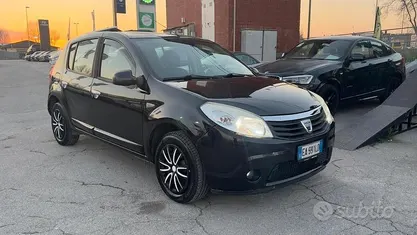 Usata Dacia Sandero Lauréate 72 CV (52 kW) 2010 Berlina