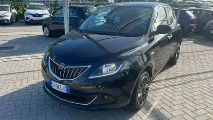 Usata Lancia Ypsilon Gold 69 CV (50 kW) 2022 Grigio scuro Utilitaria